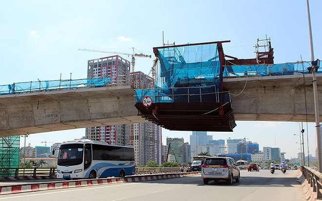 Rùng mình vì “tử thần” treo lơ lửng trên đầu người đi đường - Ảnh 7.