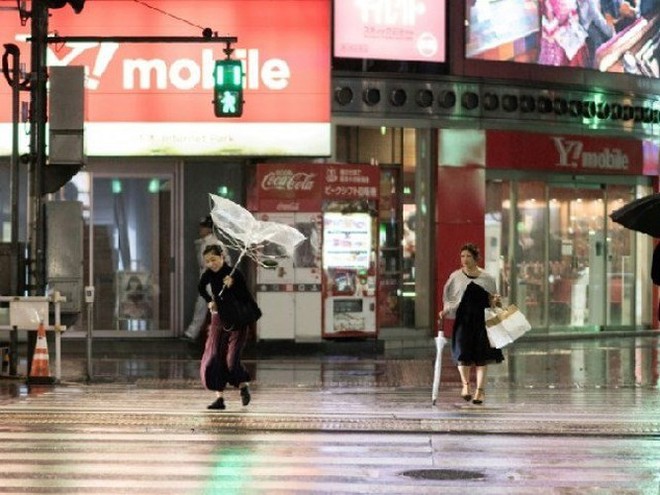 Ảnh: Siêu bão Trami “quần thảo” Nhật Bản khiến nhiều khu vực tê liệt - Ảnh 8.