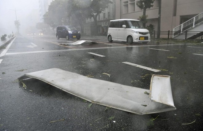 Ảnh: Siêu bão Trami “quần thảo” Nhật Bản khiến nhiều khu vực tê liệt - Ảnh 9.
