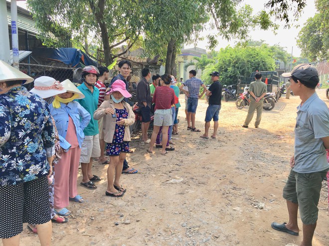 Đi đổ rác trước nhà, người phụ nữ phát hiện hàng xóm treo cổ trên cây mít - Ảnh 1.