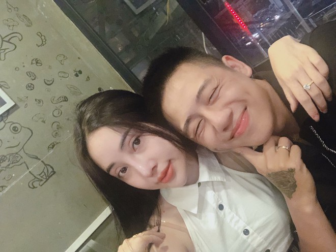 Vừa ngồi vào xe thử, nhân viên đã tới ra thông báo khiến người phụ nữ kinh ngạc, xúc động  - Ảnh 3.