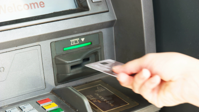 Không may bị nuốt thẻ ATM khi đang rút tiền, đây là những điều bạn cần làm ngay - Ảnh 2.