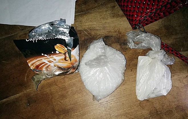 Bắt giữ 1 phụ nữ mang 400 viên thuốc lắc và 280 g ma túy - Ảnh 1.