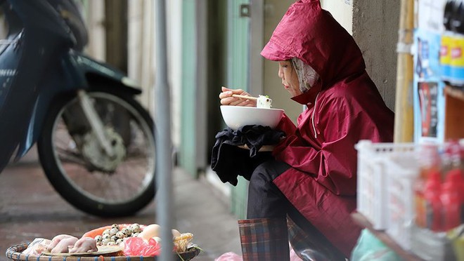 Trời trở lạnh, người Hà Nội co ro trong đợt gió mùa đầu tiên - Ảnh 10.