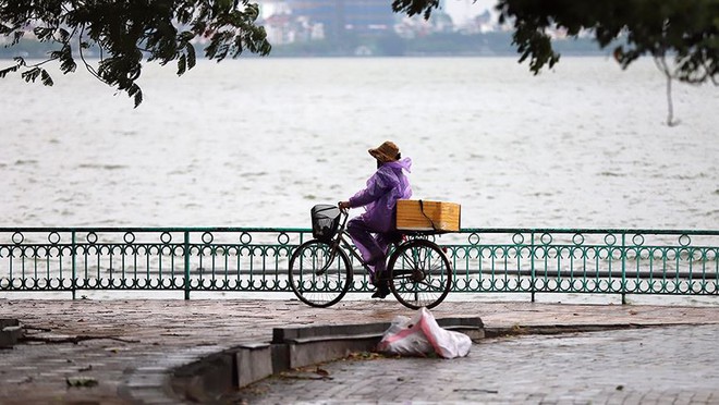 Trời trở lạnh, người Hà Nội co ro trong đợt gió mùa đầu tiên - Ảnh 11.