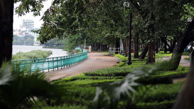 Trời trở lạnh, người Hà Nội co ro trong đợt gió mùa đầu tiên - Ảnh 12.