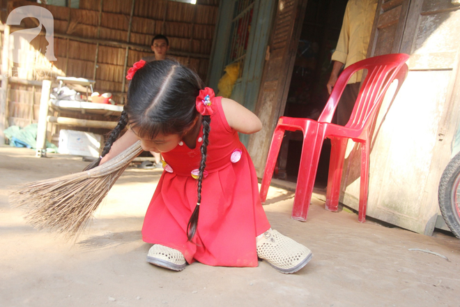 Bố mất, mẹ bỏ đi lấy chồng, bé gái 8 tuổi ngây ngô hỏi: Ngoại ơi, sao mẹ sinh con ra cụt tay cụt chân vậy ạ? - Ảnh 17.