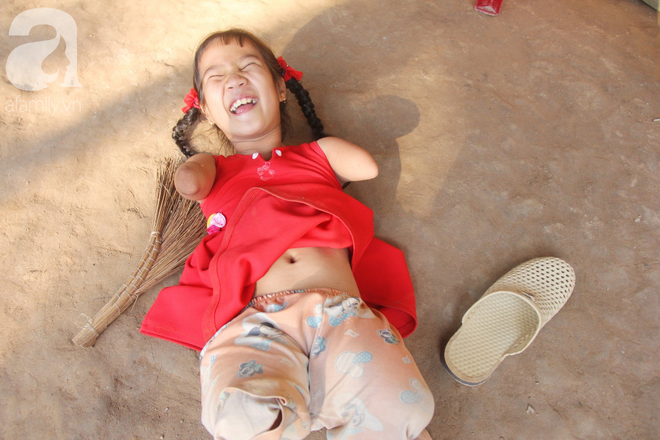 Bố mất, mẹ bỏ đi lấy chồng, bé gái 8 tuổi ngây ngô hỏi: Ngoại ơi, sao mẹ sinh con ra cụt tay cụt chân vậy ạ? - Ảnh 18.