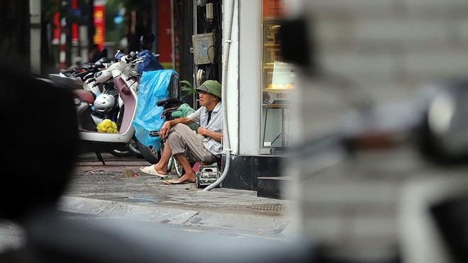 Trời trở lạnh, người Hà Nội co ro trong đợt gió mùa đầu tiên - Ảnh 4.