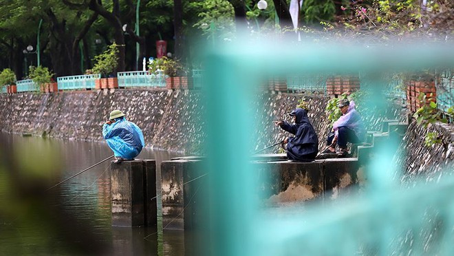 Trời trở lạnh, người Hà Nội co ro trong đợt gió mùa đầu tiên - Ảnh 5.