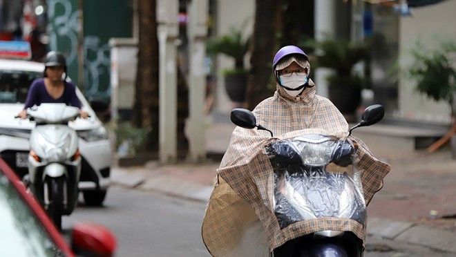 Trời trở lạnh, người Hà Nội co ro trong đợt gió mùa đầu tiên - Ảnh 7.