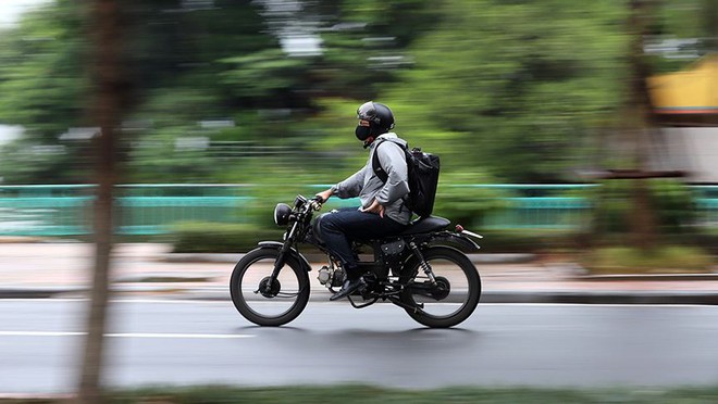 Trời trở lạnh, người Hà Nội co ro trong đợt gió mùa đầu tiên - Ảnh 9.