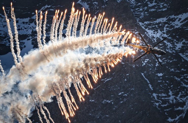 24h qua ảnh: Siêu trực thăng “Báo sư tử” bắn pháo sáng trong cuộc tập trận ở Axalp - Ảnh 3.