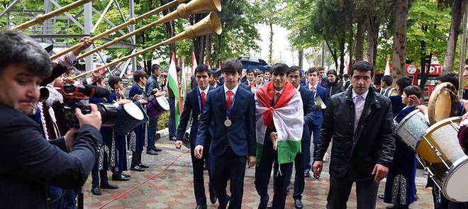 Như U-23 VN, biển người chào đón U-16 Tajikistan ở quê nhà - Ảnh 1.