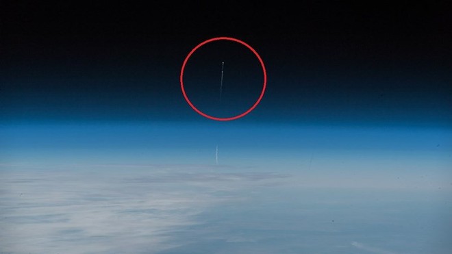 Phi hành gia Đức chụp khoảnh khắc tên lửa đẩy tàu Soyuz rơi - Ảnh 1.
