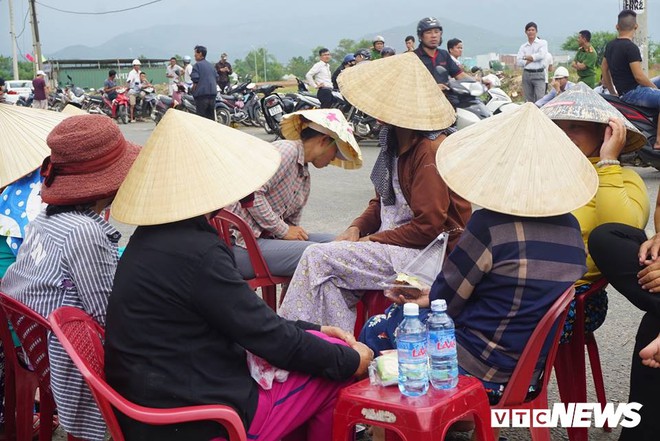 Dân tiếp tục bao vây nhà máy thép ở Đà Nẵng - Ảnh 1.