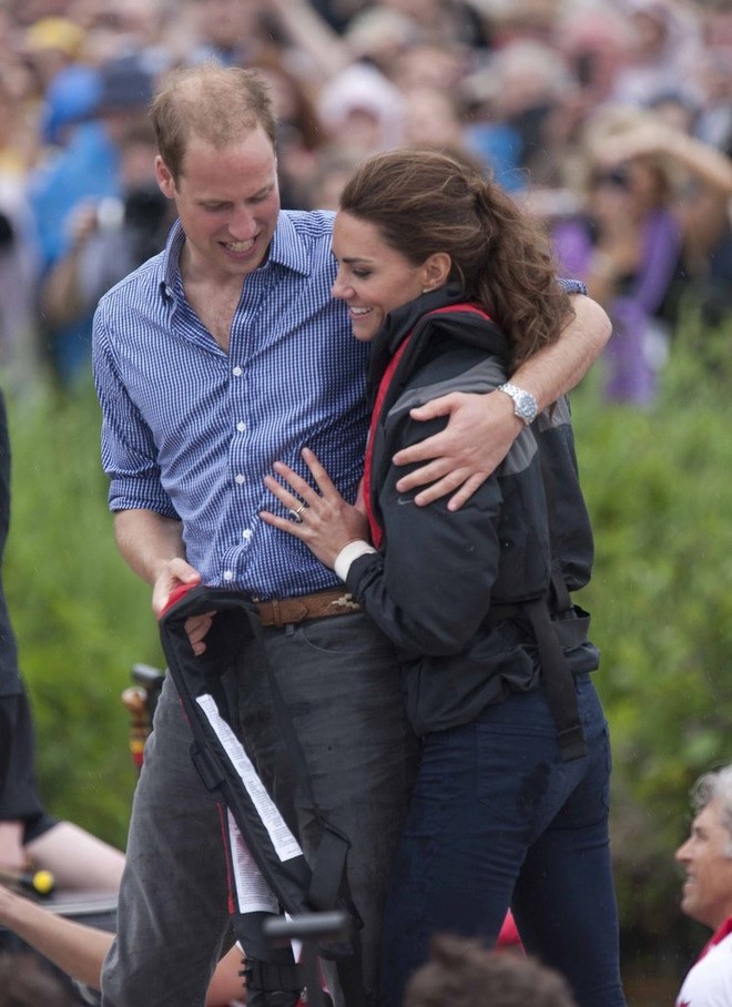 Khoảnh khắc ngọt ngào của 4 cặp đôi nổi tiếng nhất hoàng gia Anh: Hiếm khi thể hiện nhưng vẫn làm công chúng ghen tị - Ảnh 24.