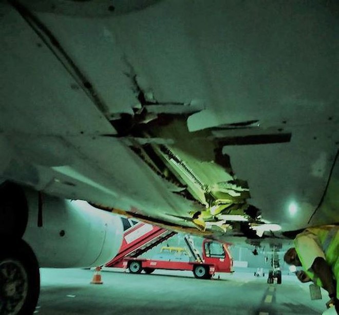 Máy bay chở 136 hành khách đâm trúng tường vẫn vô tư cất cánh - Ảnh 1.