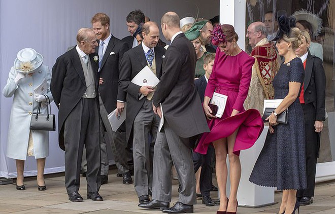 7 ngày qua ảnh: Công nương Kate bị gió thổi tốc váy trong đám cưới Hoàng gia Anh - Ảnh 4.