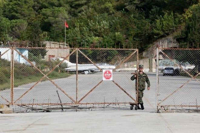 Cận cảnh “nghĩa địa” MiG ở Albania sắp trở thành căn cứ của NATO - Ảnh 13.
