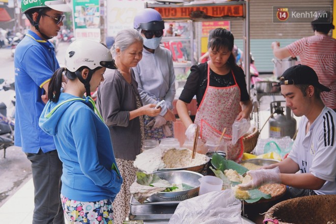 Quán xôi gói bằng lá sen mỗi sáng chỉ bán 3 tiếng là hết veo, người Sài Gòn xếp hàng nườm nượp chờ mua - Ảnh 1.