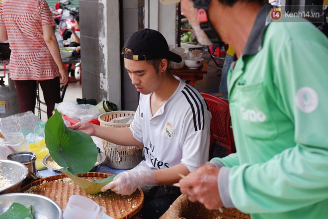 Quán xôi gói bằng lá sen mỗi sáng chỉ bán 3 tiếng là hết veo, người Sài Gòn xếp hàng nườm nượp chờ mua - Ảnh 7.