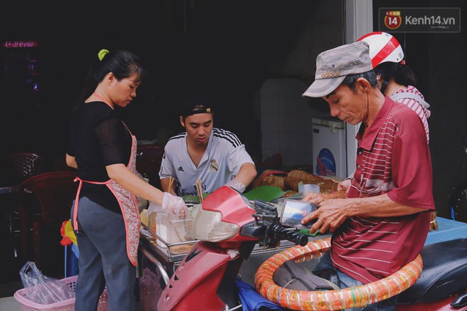 Quán xôi gói bằng lá sen mỗi sáng chỉ bán 3 tiếng là hết veo, người Sài Gòn xếp hàng nườm nượp chờ mua - Ảnh 10.