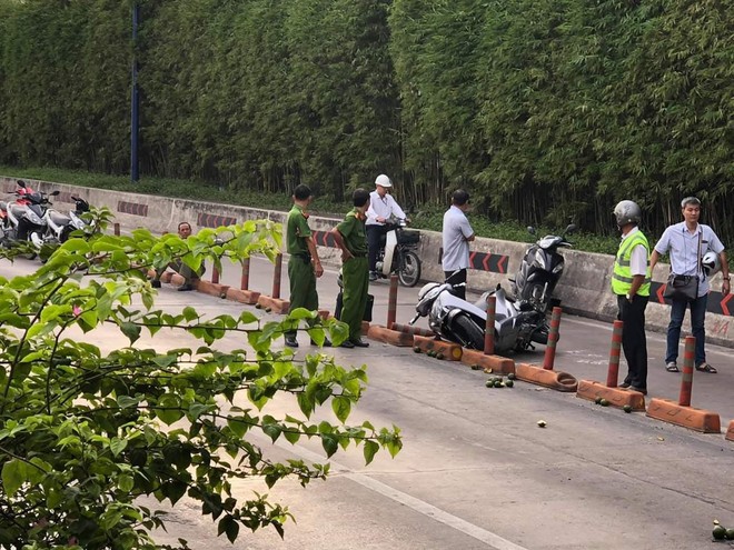 Công an phong tỏa hầm Thủ Thiêm, giao thông giờ cao điểm buổi sáng bị tê liệt - Ảnh 2.