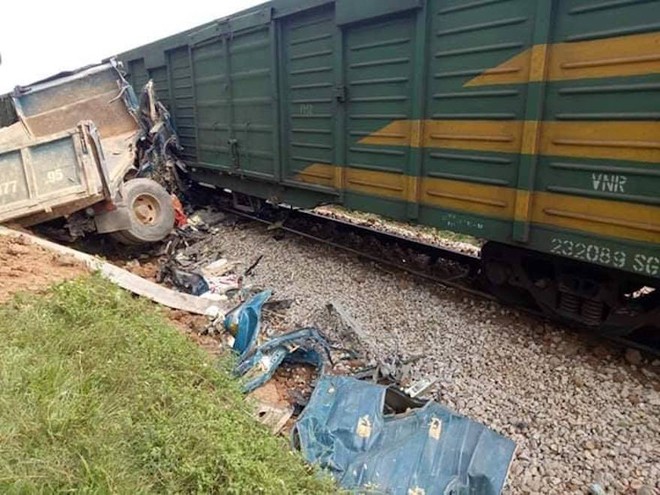 Cố vượt đường sắt khi tàu đang lao đến, xe tải bị đâm nát bét - Ảnh 1.