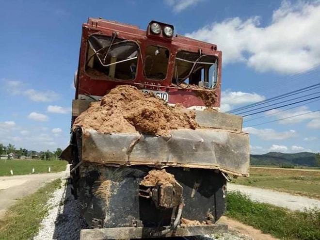 Cố vượt đường sắt khi tàu đang lao đến, xe tải bị đâm nát bét - Ảnh 2.