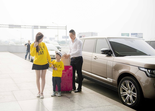 Hoa hậu Phí Thùy Linh và con trai mặc nổi bật tại sân bay - Ảnh 1.