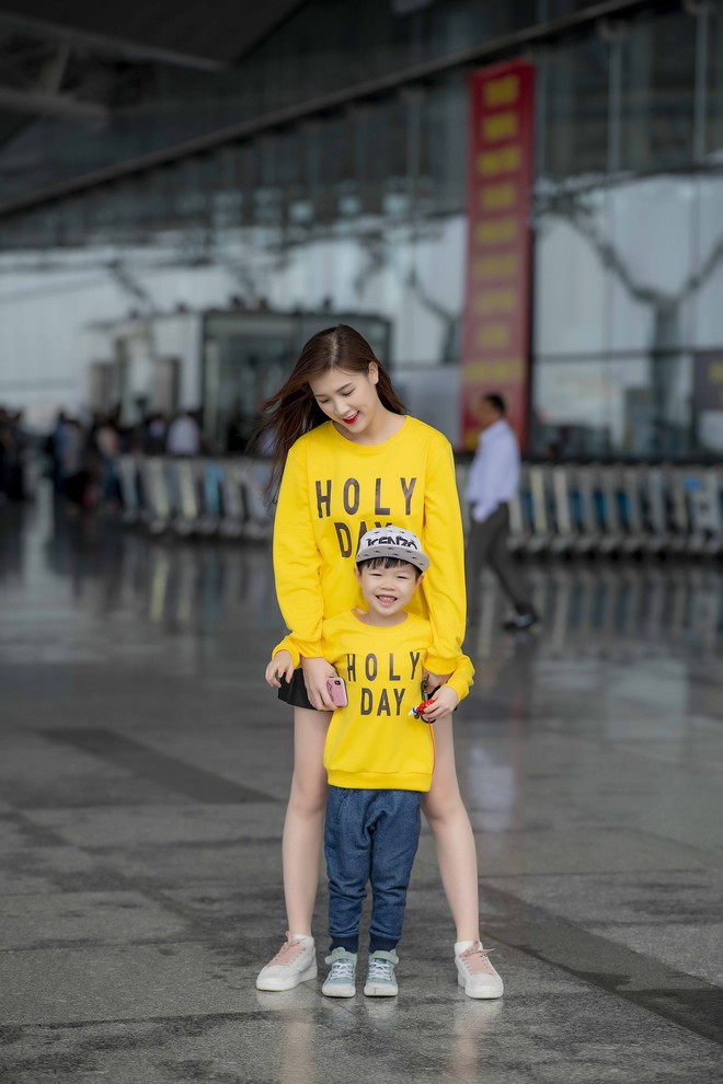 Hoa hậu Phí Thùy Linh và con trai mặc nổi bật tại sân bay - Ảnh 7.