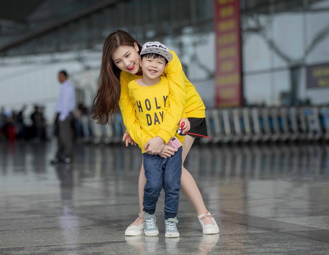 Hoa hậu Phí Thùy Linh và con trai mặc nổi bật tại sân bay - Ảnh 6.