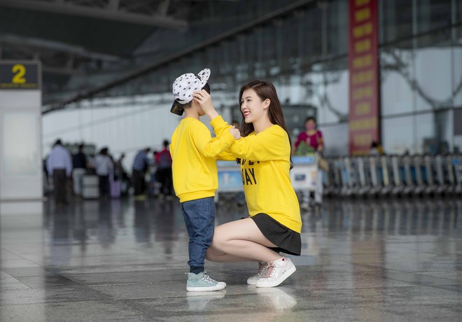 Hoa hậu Phí Thùy Linh và con trai mặc nổi bật tại sân bay - Ảnh 10.