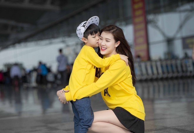 Hoa hậu Phí Thùy Linh và con trai mặc nổi bật tại sân bay - Ảnh 5.