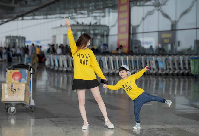 Hoa hậu Phí Thùy Linh và con trai mặc nổi bật tại sân bay - Ảnh 8.