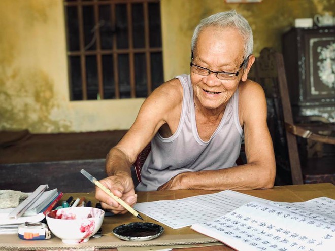 Cháu gái khoe bức ảnh ông nhìn bà trìu mến, kể chuyện họ chăm nhau, ai cũng mong hạnh phúc tương tự khi về già - Ảnh 1.