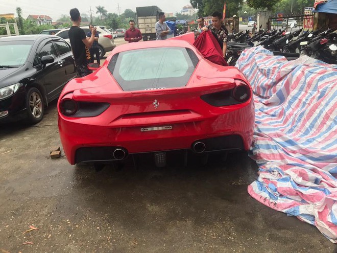 Siêu xe Ferrari của ca sĩ Tuấn Hưng gặp nạn, đầu xe vỡ nát trên cao tốc Nội Bài - Lào Cai - Ảnh 2.