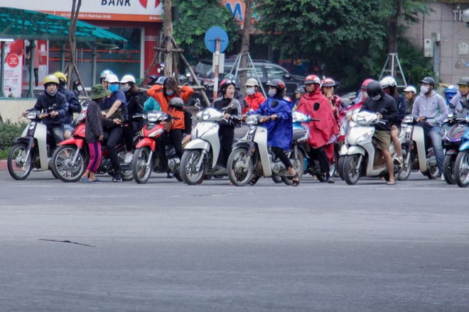 Người Hà Nội run run trong cái lạnh đầu mùa - Ảnh 2.