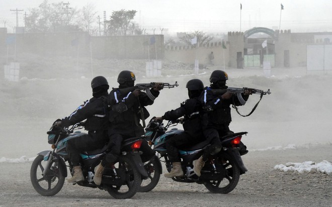 24h qua ảnh: Cảnh sát đặc nhiệm Pakistan diễn tập chống khủng bố bằng mô tô - Ảnh 3.