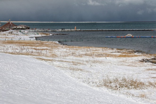 Vẻ mê đắm của hồ nước mặn lớn thứ 2 thế giới giữa làn tuyết phủ trắng - Ảnh 2.