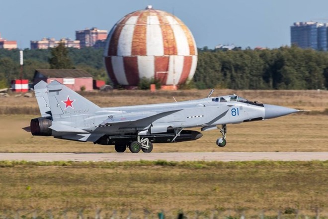 Lộ ảnh máy bay tiêm kích tầm xa MiG-31D mang tên lửa chống vệ tinh - Ảnh 3.