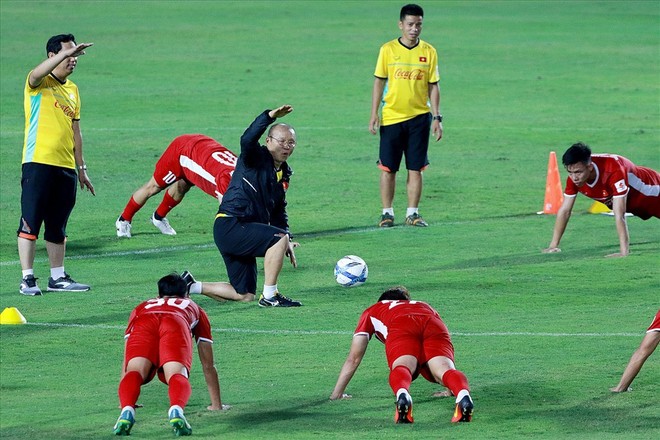 Đội tuyển Việt Nam tập huấn tại Hàn Quốc: HLV Park Hang-seo “cấm cửa” truyền thông - Ảnh 1.