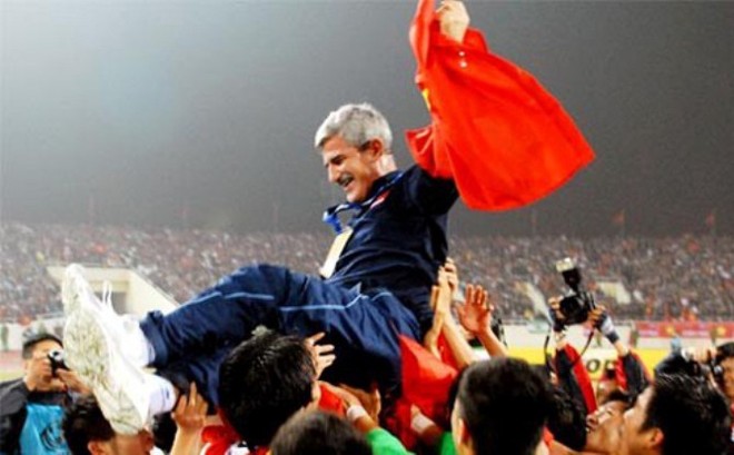 “Vị thánh sống” từng giúp ĐT Việt Nam lên ngôi AFF Cup 2008 giờ đang làm gì?