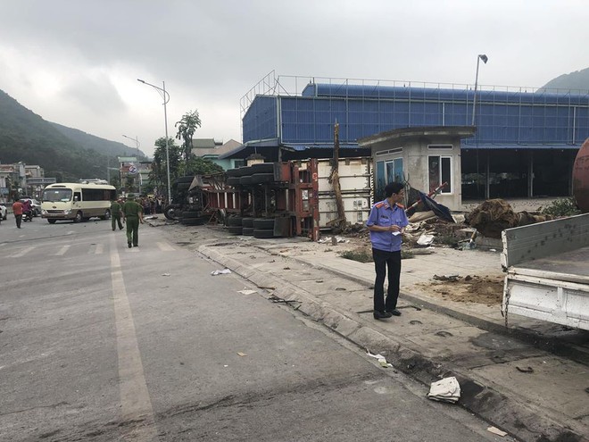 [NÓNG] 4 ô tô đâm liên hoàn ở Quảng Ninh khiến 4 người thương vong - Ảnh 3.