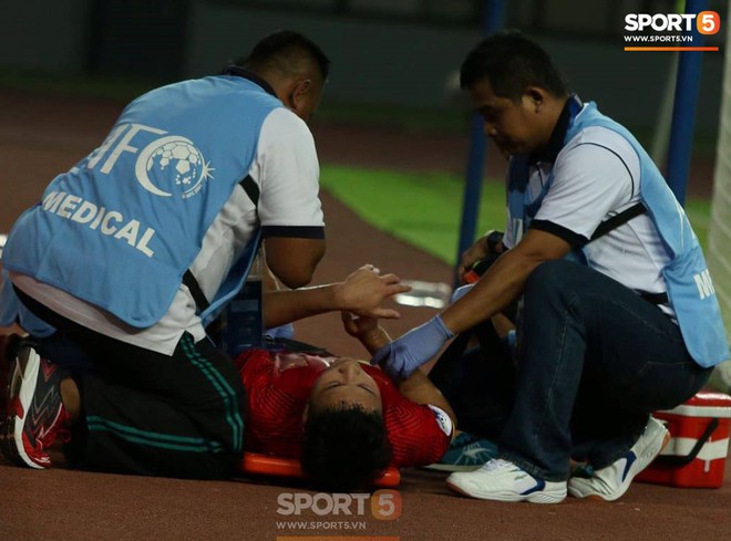 Gần giống Văn Thanh, đội trưởng U19 Việt Nam bị đứt bán phần dây chằng đầu gối sau trận ra quân giải U19 châu Á - Ảnh 1.