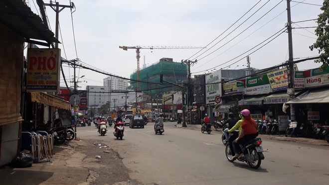 Cận cảnh những cần cẩu công trình dài hàng chục mét treo lơ lửng trên đầu người đi đường ở Sài Gòn - Ảnh 1.