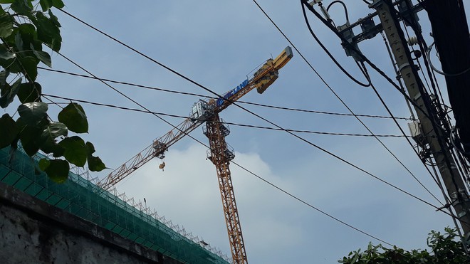 Cận cảnh những cần cẩu công trình dài hàng chục mét treo lơ lửng trên đầu người đi đường ở Sài Gòn - Ảnh 4.