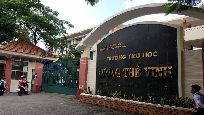 Đình chỉ thầy giáo tát, đá mông nhiều học sinh lớp 5 ở Sài Gòn - Ảnh 1.