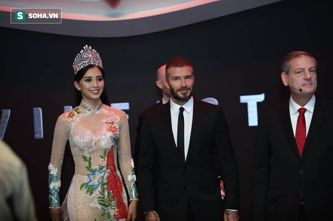 Hoa hậu Trần Tiểu Vy rạng rỡ sánh đôi bên David Beckham trên sân khấu ra mắt xe hơi VINFAST - Ảnh 1.